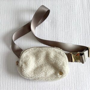 Lululemon Everywhere Belt Bag - White Sherpa